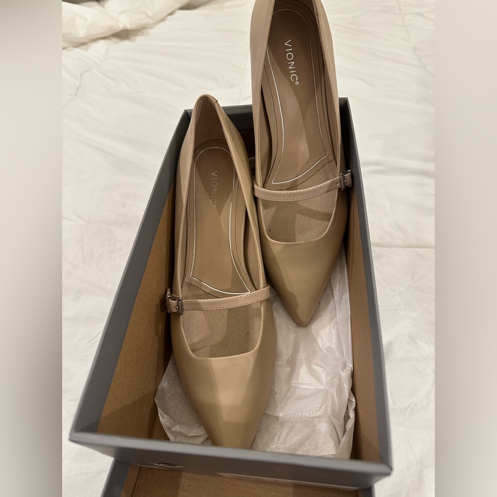 Vionic Minnie kitten heel pump leather pump